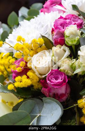 Primo piano di una composizione floreale di colore brillante composta da fiori diversi. Foto Stock
