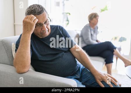 Coppia anziana sconvolta a casa avendo un argomento Foto Stock