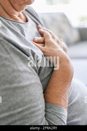 Donna anziana con dolore cardiaco che tiene il petto Foto Stock