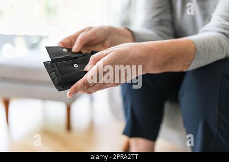 Donna anziana insoddisfatta del crescente costo della vita Foto Stock