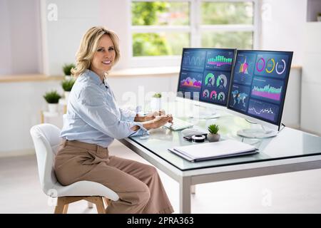 Analista Donna in cerca Foto Stock