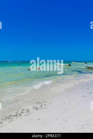 Bellissima spiaggia dell'isola di Holbox, spiaggia sabbiosa, acque turchesi, Messico. Foto Stock