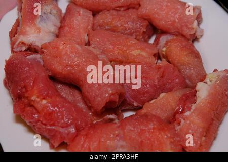 Rotolo di carne cruda slavink isolato su sfondo bianco Foto Stock