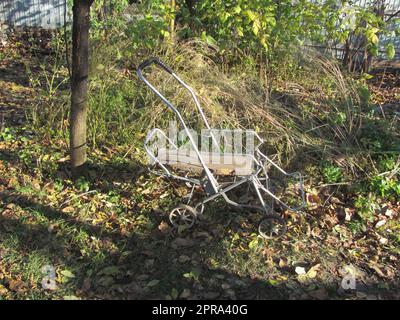 carrello da giardino vuoto in giardino in autunno Foto Stock