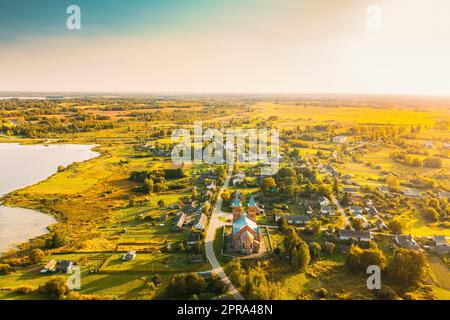 Ikazn, distretto di Braslaw, Vitebsk Voblast, Bielorussia. Veduta aerea della Chiesa del corpo di Dio Foto Stock
