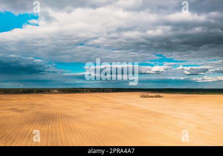 Vista aerea. Incredibile spettacolare cielo naturale con nuvole piovose sopra la campagna paesaggio rurale in primavera. Cielo panoramico con soffici nuvole su Horizon. Bellezza nella natura Foto Stock