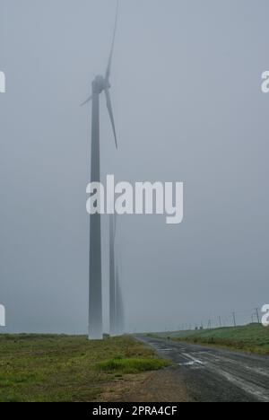 Centrale eolica, avvolta nella nebbia Foto Stock