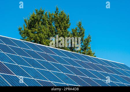 Moderno sistema solare per il fotovoltaico sul tetto della casa Foto Stock