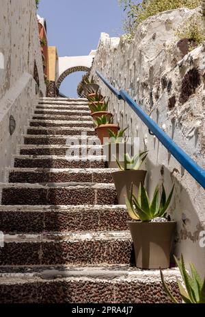 Stretti gradini di pietra in spiaggia rossa sulla costa meridionale dell'isola di Santorini, Cicladi. Foto Stock