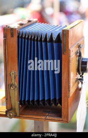 Un dettaglio di una telecamera con soffietto o di una camera a piastre. Qui sono state esposte le lastre di vetro rivestite. Foto Stock