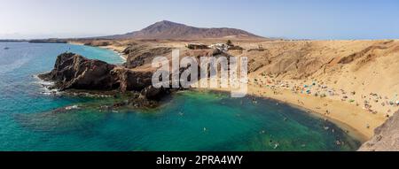 Vista panoramica sulla Playa de Papagayo. Spiaggia popolare a Lanzarote, Isole Canarie, Spagna. Foto Stock