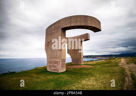 Monumento 'Elogio del Horizonte' situato a Cerro de Santa Catalina Cimadevilla Gijon, con un cielo nuvoloso sfondo Foto Stock