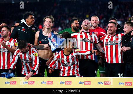 I giocatori di Sheffield United celebrano la promozione nella Premier League dopo aver vinto la partita del campionato Sky Bet a Bramall Lane, Sheffield. Data immagine: Mercoledì 26 aprile 2023. Foto Stock