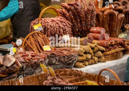 Molti tipi diversi di carne preparata in vendita, carne di manzo, prodotti di maiale collezione, mercato festivo. Acquisto e vendita di prodotti a base di carne concetto semplice, sho Foto Stock