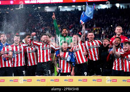 I giocatori di Sheffield United celebrano la promozione nella Premier League dopo aver vinto la partita del campionato Sky Bet a Bramall Lane, Sheffield. Data immagine: Mercoledì 26 aprile 2023. Foto Stock