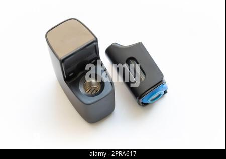 Aprire il dispositivo vaporizzatore di erbe recentemente usato, vaporizzare le erbe, marijuana, cannabis, terapia a base di erbe, Metodi alternativi di medicina olistica, recr. Attrezzatura Foto Stock