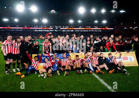 I giocatori e i membri dello staff di Sheffield United celebrano la promozione nella Premier League dopo aver vinto la partita del campionato Sky Bet a Bramall Lane, Sheffield. Data immagine: Mercoledì 26 aprile 2023. Foto Stock