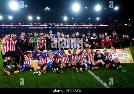 I giocatori e i membri dello staff di Sheffield United celebrano la promozione nella Premier League dopo aver vinto la partita del campionato Sky Bet a Bramall Lane, Sheffield. Data immagine: Mercoledì 26 aprile 2023. Foto Stock