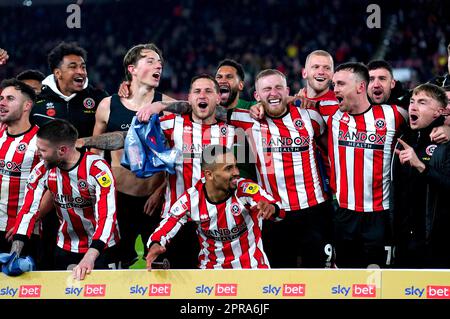 I giocatori di Sheffield United celebrano la promozione nella Premier League dopo aver vinto la partita del campionato Sky Bet a Bramall Lane, Sheffield. Data immagine: Mercoledì 26 aprile 2023. Foto Stock