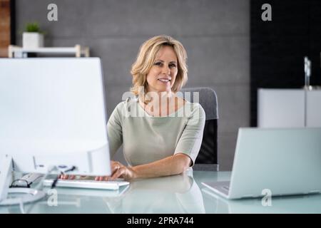 Contabile contabile Clerk Donna. Consulente bancario Foto Stock