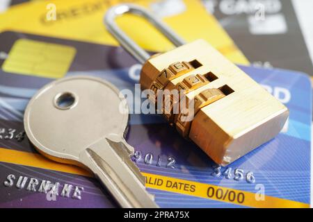 Carta di credito con chiave di blocco password, sicurezza finanziaria business concept. Foto Stock