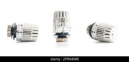 Testa della valvola termostatica isolata su sfondo bianco. Foto Stock