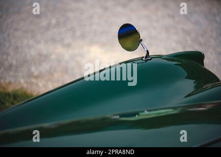 Specchietto retrovisore rotondo su un'auto d'epoca Foto Stock