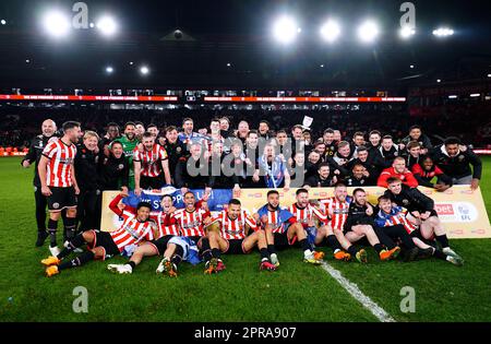 I giocatori e i membri dello staff di Sheffield United celebrano la promozione nella Premier League dopo aver vinto la partita del campionato Sky Bet a Bramall Lane, Sheffield. Data immagine: Mercoledì 26 aprile 2023. Foto Stock