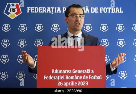 Bucarest, Romania. 26th aprile 2023: Razvan Burleanu, presidente della Federazione calcistica rumena (FRF), tiene una conferenza stampa dopo la riunione dell'assemblea generale della Federazione calcistica rumena. Credit: Lucian Alecu/Alamy Live News Foto Stock