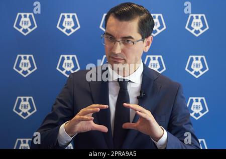 Bucarest, Romania. 26th aprile 2023: Razvan Burleanu, presidente della Federazione calcistica rumena (FRF), tiene una conferenza stampa dopo la riunione dell'assemblea generale della Federazione calcistica rumena. Credit: Lucian Alecu/Alamy Live News Foto Stock