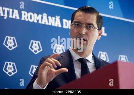 Bucarest, Romania. 26th aprile 2023: Razvan Burleanu, presidente della Federazione calcistica rumena (FRF), tiene una conferenza stampa dopo la riunione dell'assemblea generale della Federazione calcistica rumena. Credit: Lucian Alecu/Alamy Live News Foto Stock