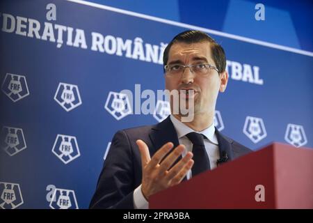 Bucarest, Romania. 26th aprile 2023: Razvan Burleanu, presidente della Federazione calcistica rumena (FRF), tiene una conferenza stampa dopo la riunione dell'assemblea generale della Federazione calcistica rumena. Credit: Lucian Alecu/Alamy Live News Foto Stock