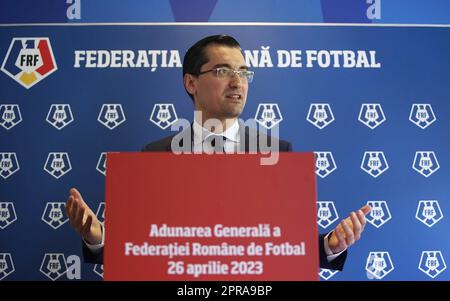 Bucarest, Romania. 26th aprile 2023: Razvan Burleanu, presidente della Federazione calcistica rumena (FRF), tiene una conferenza stampa dopo la riunione dell'assemblea generale della Federazione calcistica rumena. Credit: Lucian Alecu/Alamy Live News Foto Stock