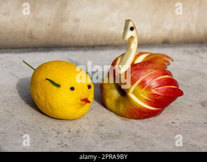 Decorazioni a forma di animale fatte di frutta Foto Stock