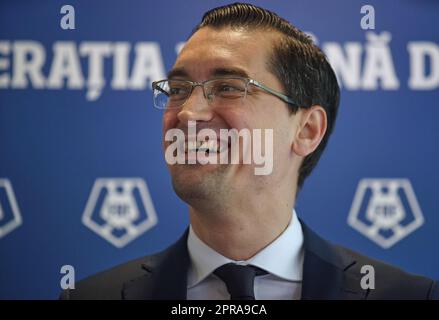 Bucarest, Romania. 26th aprile 2023: Razvan Burleanu, presidente della Federazione calcistica rumena (FRF), tiene una conferenza stampa dopo la riunione dell'assemblea generale della Federazione calcistica rumena. Credit: Lucian Alecu/Alamy Live News Foto Stock