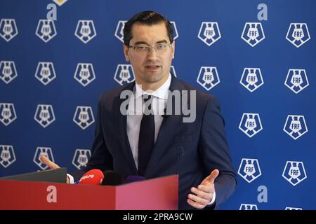 Bucarest, Romania. 26th aprile 2023: Razvan Burleanu, presidente della Federazione calcistica rumena (FRF), tiene una conferenza stampa dopo la riunione dell'assemblea generale della Federazione calcistica rumena. Credit: Lucian Alecu/Alamy Live News Foto Stock