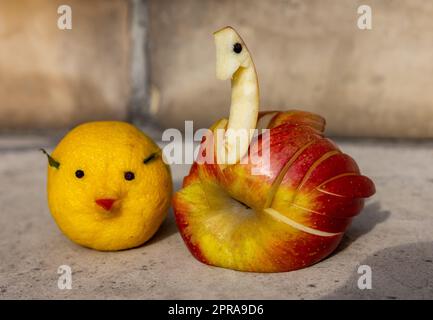 Decorazioni a forma di animale fatte di frutta Foto Stock