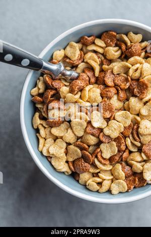 Cereali e fiocchi in ciotola per la colazione. Foto Stock