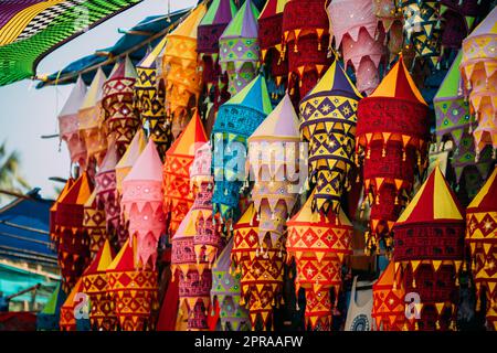 India. Mercato con molte Lanterne tradizionali colorate fatte a mano Indian tessuto. Souvenir popolari dall'India Foto Stock