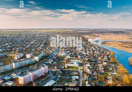 Dobrush, Regione di Gomel, Bielorussia. Vista aerea dello skyline cittadino di Dobrush in primavera sera. Quartiere residenziale e fiume in vista Bird's-eye Foto Stock