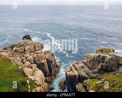 Mar Celtico - una vista dal Minack Theatre, Porthcurno, Penzance, Cornovaglia, Regno Unito Foto Stock