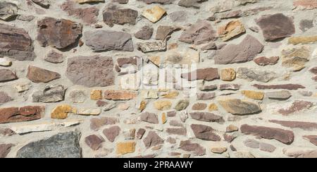 Vecchia parete di pietra naturale in un edificio storico a Magdeburgo in Germania Foto Stock