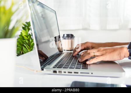 Avvicinate le mani di una donna d'affari sulla tastiera del notebook durante il lavoro alla scrivania Foto Stock