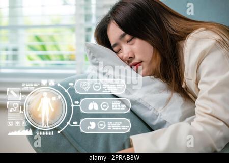 Donna stanca che dorme a occhi chiusi sul divano nel soggiorno di casa Foto Stock