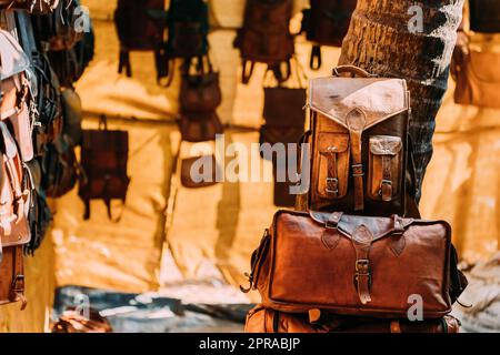 Market Shop con articoli in pelle - Borse, portafogli, zaini, valigie diversi colori e dimensioni Foto Stock