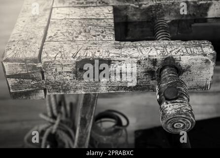 Un vecchio banco di lavoro in legno, banco di lavoro in officina. Foto Stock