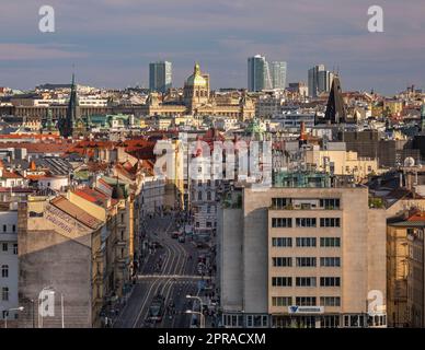 PRAGA, REPUBBLICA CECA - paesaggio urbano con edifici moderni del quartiere Pankrac in lontananza. Foto Stock