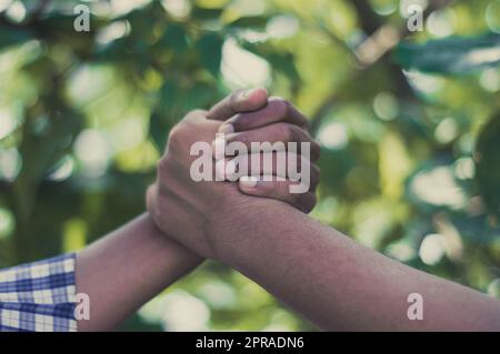 Amici che scuotono le mani. Uomo di stretta di mano. Stretta di mano amichevole di due uomini. Primo piano degli uomini che salutano con la stretta di mano. Amici che stringono due mani. Foto Stock