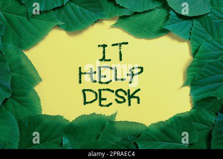 Cartello che mostra l'help desk IT. Supporto online di Word per mostrare con la tecnologia informazioni importanti scritte su carta sotto molte foglie. Foto Stock