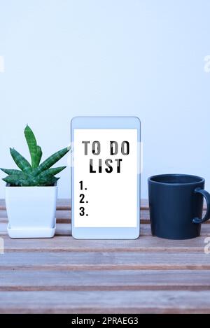 Visualizzazione concettuale To Do List (elenco attività). Internet Concept Una struttura di solito realizzata in carta contenente attività del tuo tablet con informazioni importanti sulla tabella con pianta e tazza di caffè. Foto Stock